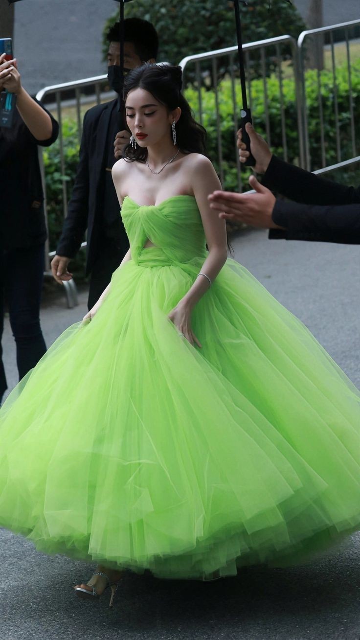 Abiti da celebrità verdi lunghi eleganti con scollo a cuore Abiti da ballo da sera con lacci sul retro in tulle senza maniche a pieghe alla caviglia le donne