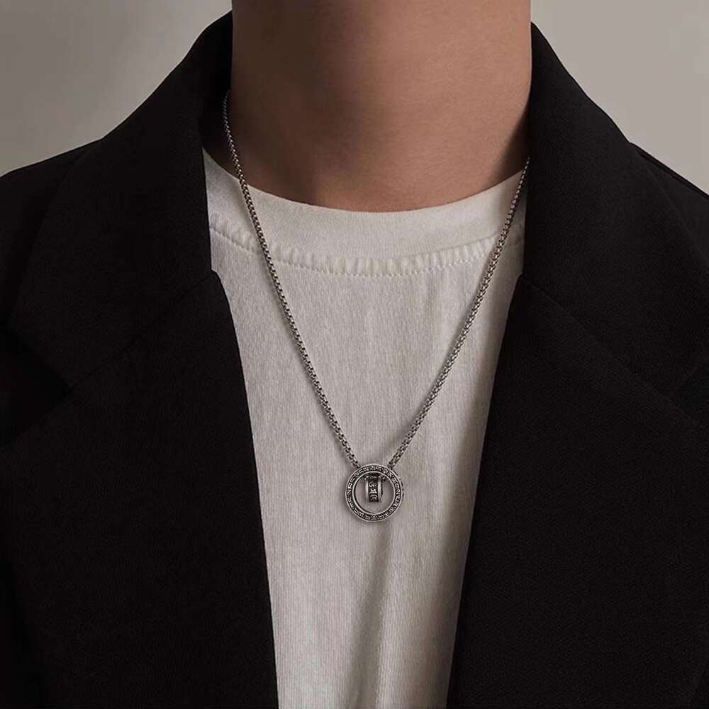 Collier avec devise à six personnages, marque tendance pour hommes, design de niche à la mode, pendentif personnalisé et rotatif