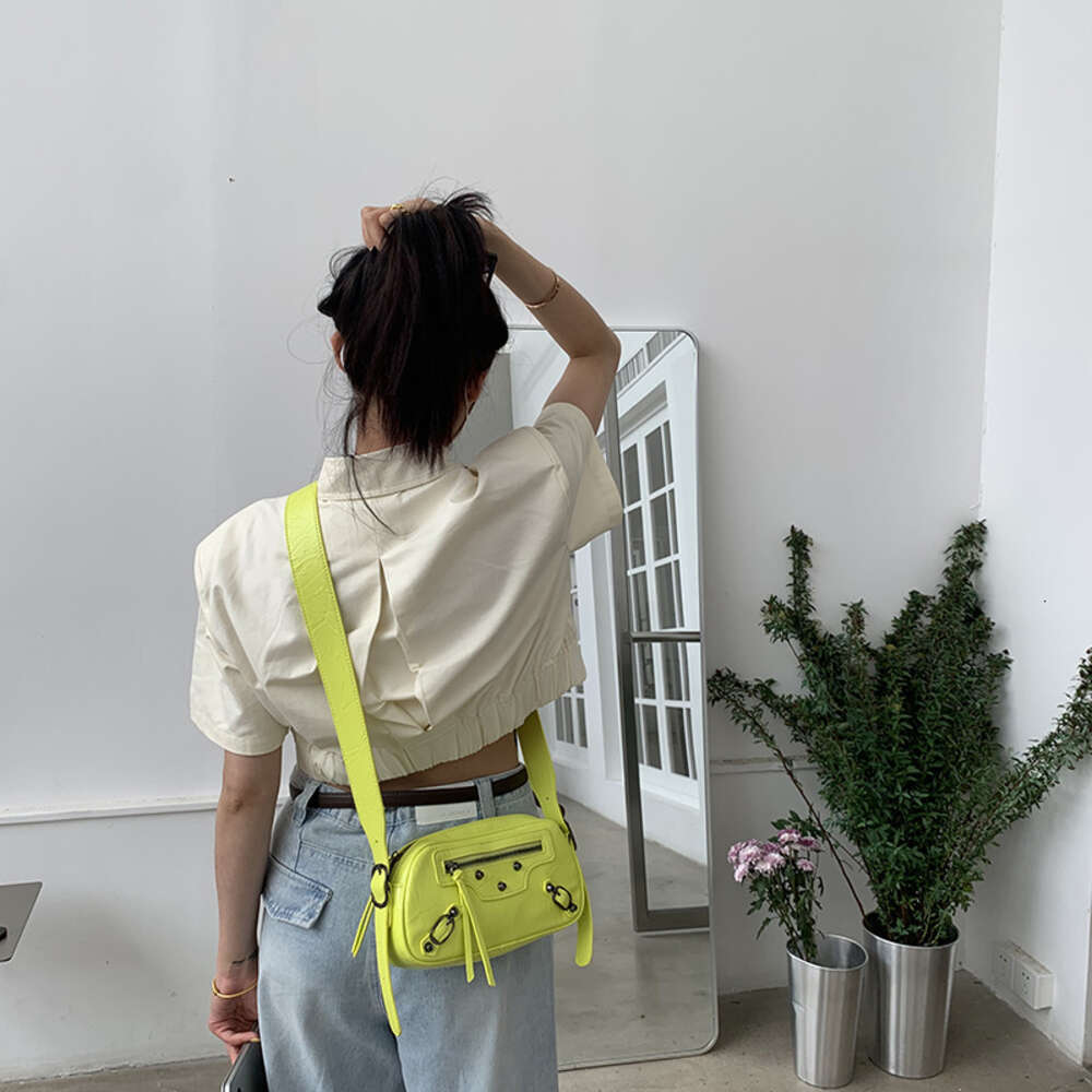 Bolsa de loja direta da fábrica frete grátis bolsa feminina moderna punk rebite ombro único crossbody primavera/verão 2024 com uma prata elegante e motocicleta