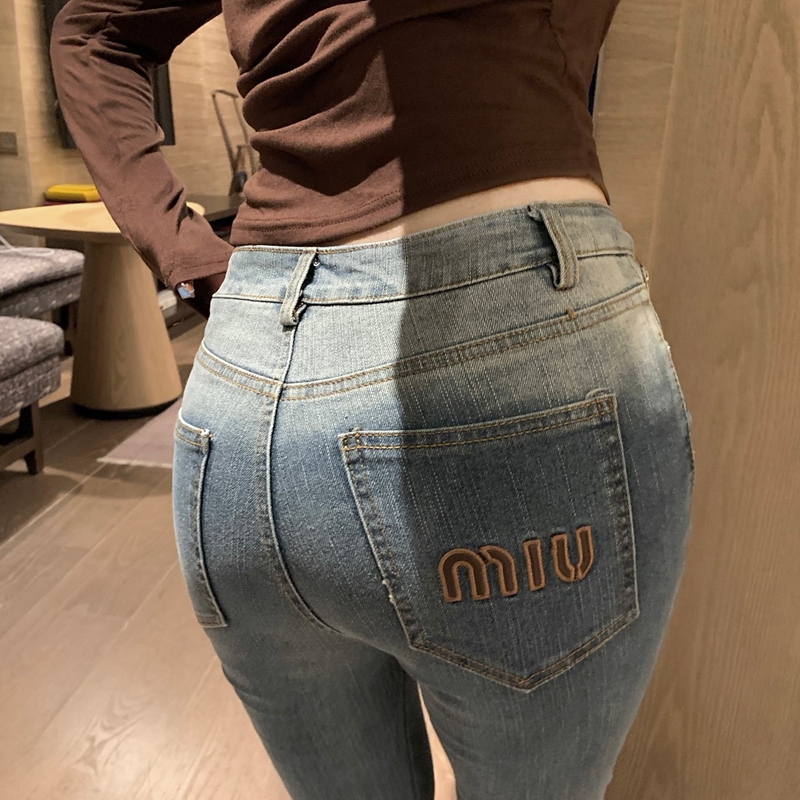 Neue Damen-Jeans mit Buchstaben-Stickerei und Farbverlauf, modisch zum Abnehmen und Abnehmen