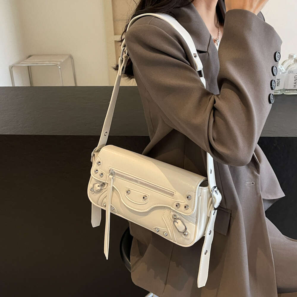 Factory Direct Store Handbag Gratis fraktstruktur Nisch Underarm Bag For Women 2024 Spring New Trendy and Cool Silver Law Stick Mångsidig Single Shoulder Crossbody