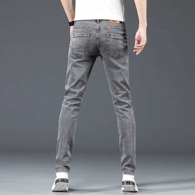 Mäns jeans Nytt modemärke Ultra-Thin Grey Blue Tight Montering Jeans för mensverksamhet och fritid Klassisk bomullstrend Elastic Youth Pencil Denim Trousersl2403