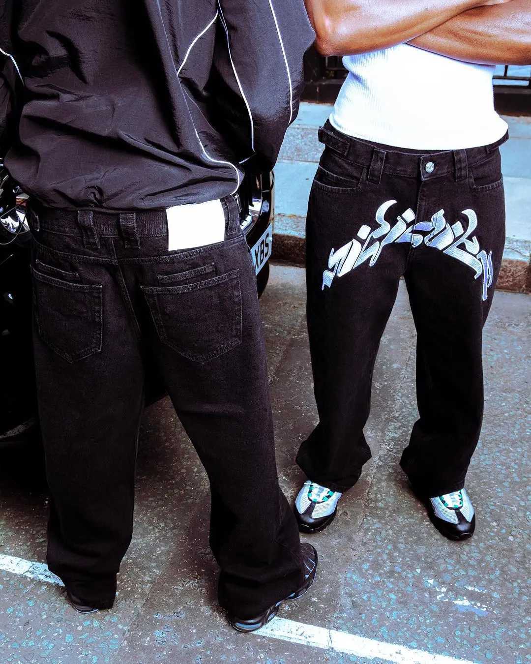 Jeans pour hommes Nouveaux jeans de poche noirs pour hommes à la mode rue hip-hop lettre brodée jeans Y2k punk décontracté droit pantalon large L2403
