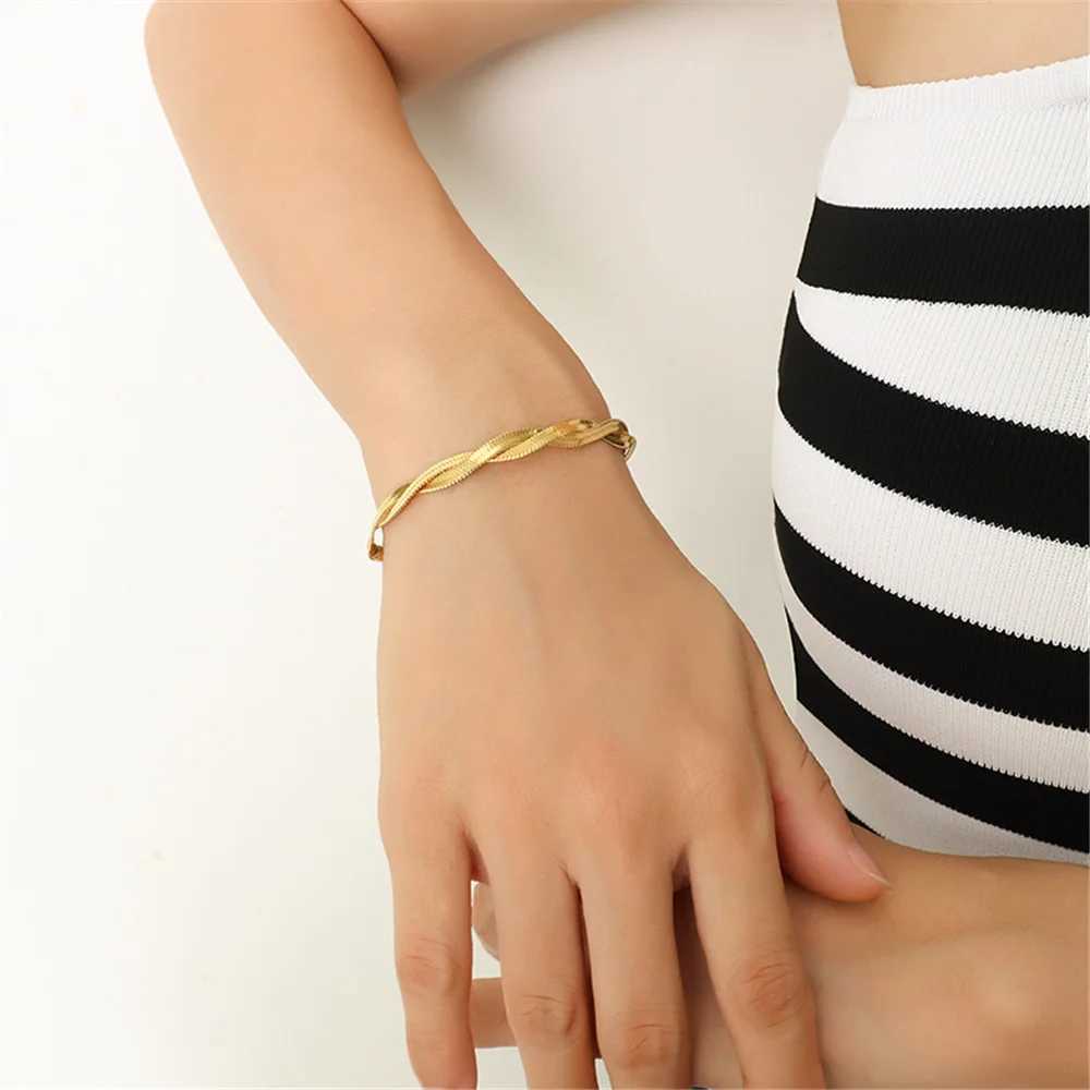 Ketting modieuze en eenvoudige dubbele kruisslang ketting armband geschikt voor vrouwen goud roestvrijstalen armband sieraden pulsera geen print goed product 240325