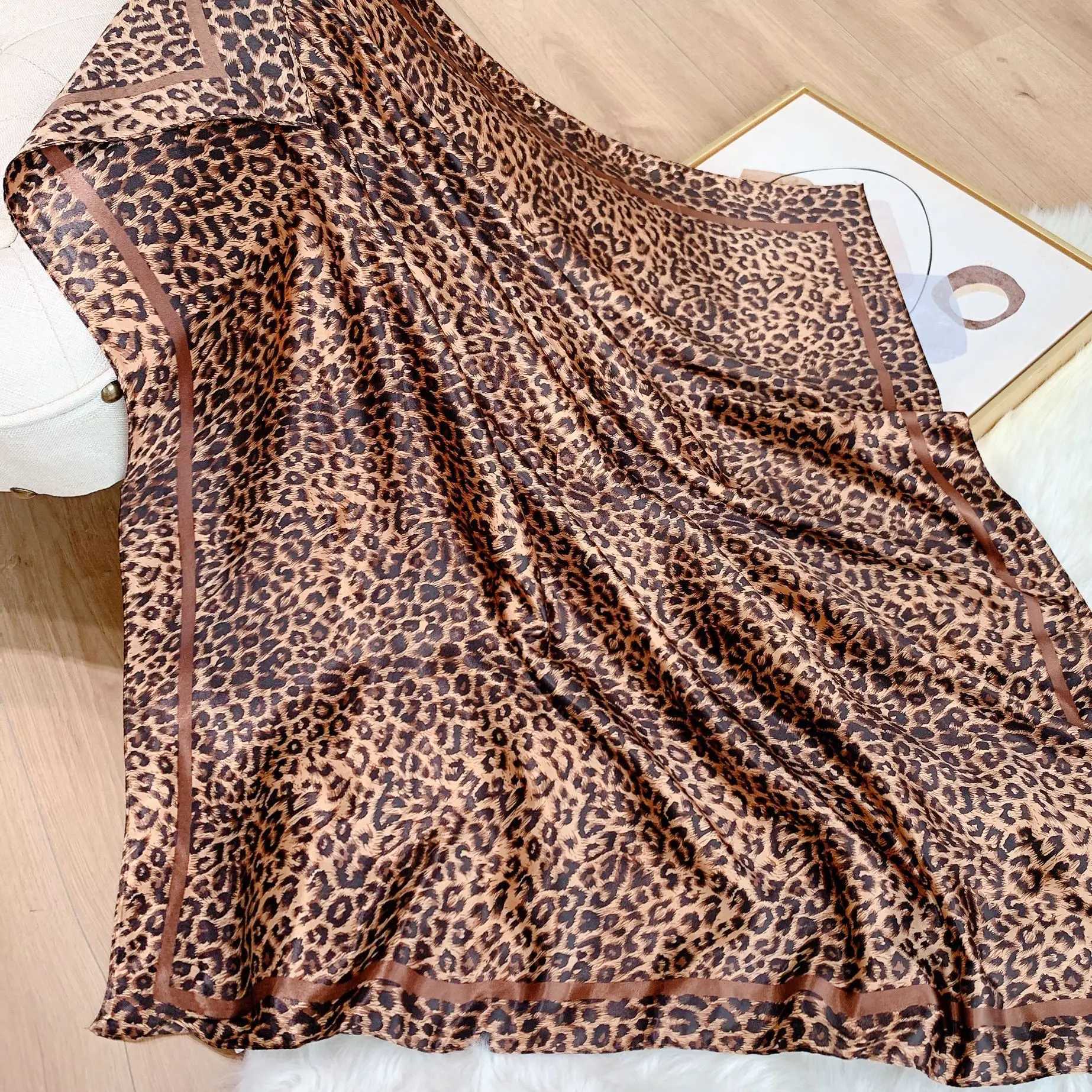 Pareos Bufanda de verano Seda cuadrada Estampado de leopardo Escote Fuente Diadema Diadema grande Diadema para mujer Mantón Nueva primavera 2022 240325