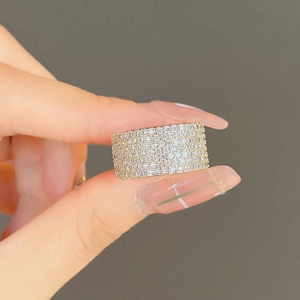 Кольца Huitan Paved CZ Высококачественное серебряное женское кольцо с простым дизайном Блестящие свадебные серьги с цветочным принтом Ювелирные изделия для вечеринок J240326