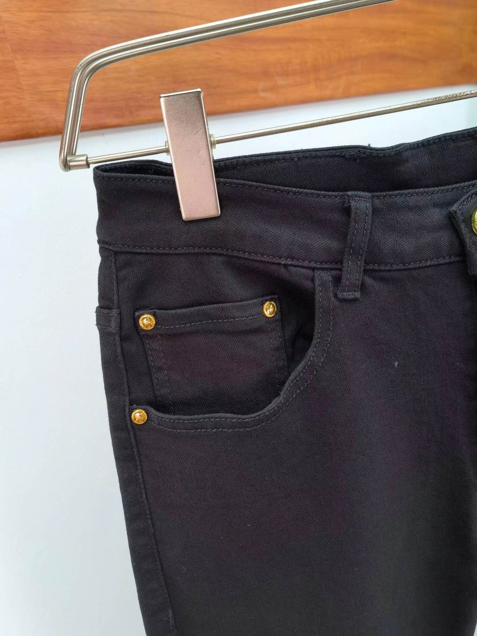 2024 New Spring Jeans Designer Black Jeans Elastic Soft 공식 웹 사이트 동기화 된 Denim Fabric Pants Mens 청바지 10A