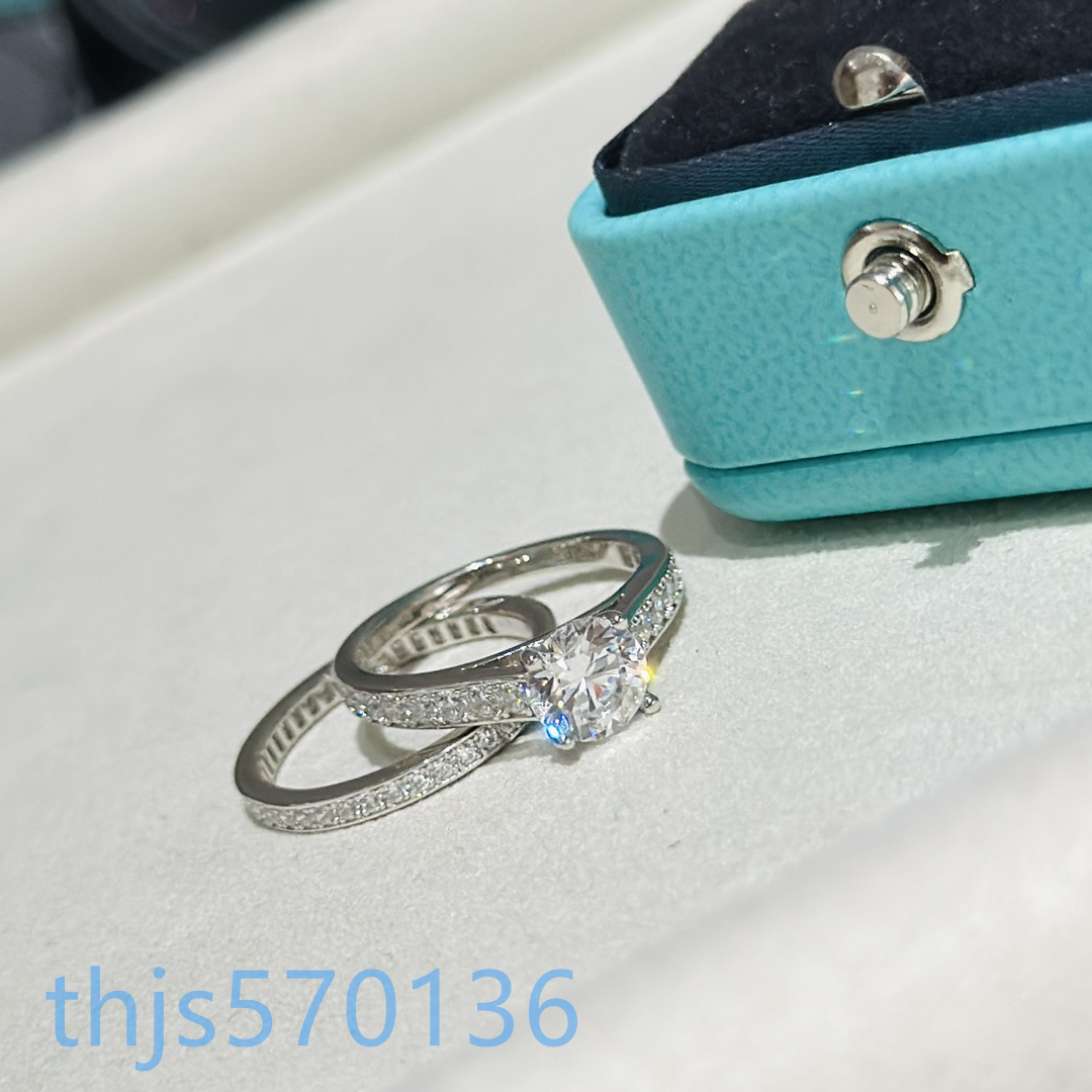 豪華なラブリング模倣ダイヤモンドリングデザイナーカップルリングサイズ6-7-8ハイエンドエレガントなスパークリングリングとカップルの結婚指輪のためのフルダイヤモンドゴールデンリング。