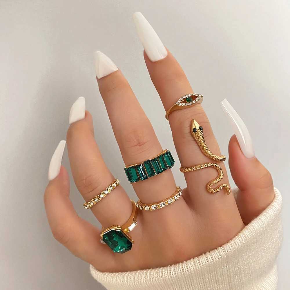 Band Rings IPARAM Green Crystal Ring Set Womens Gold Heart shaped Butterfly Love Snake Vintage Finger Ring Fashion Jewelry Gift J240326