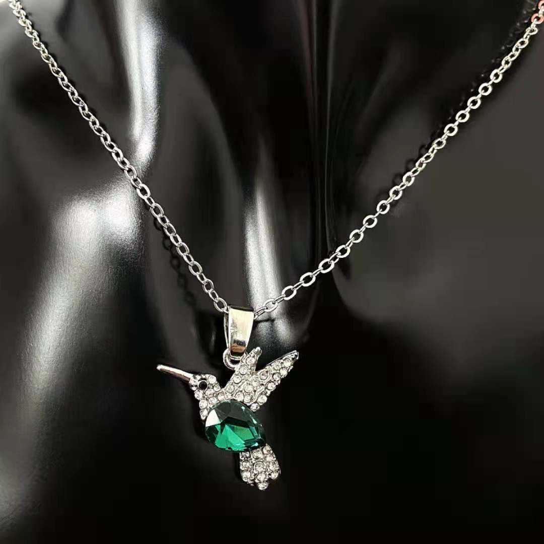 Hot Selling Bird Wing Necklace for Women with Personalized Diamond Embellishments Emerald Hummingbird Pendant Collarbone Chain