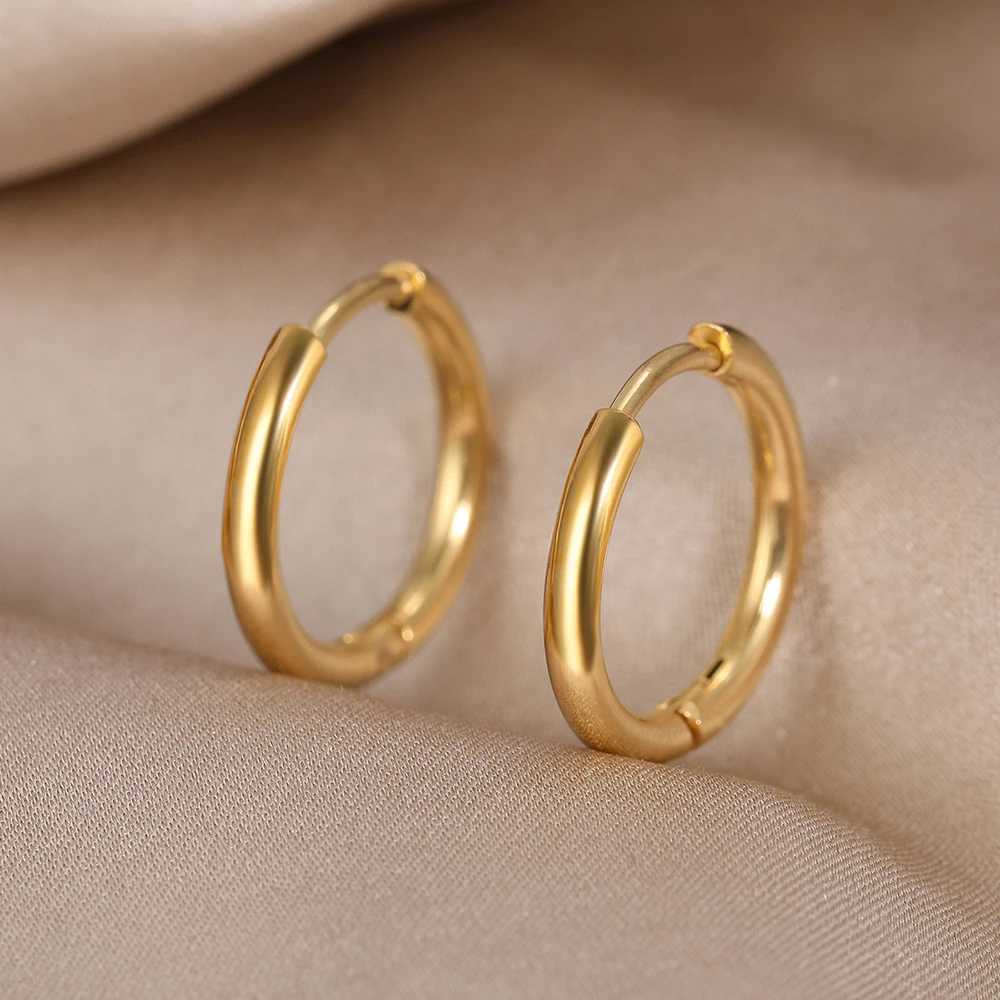 Hoop Huggie Boucles d'oreilles en acier inoxydable Boucles d'oreilles à brillance minimale adaptées aux femmes Bijoux Or Petite boîte en carton Accessoires perforés Cadeaux à la mode 240326