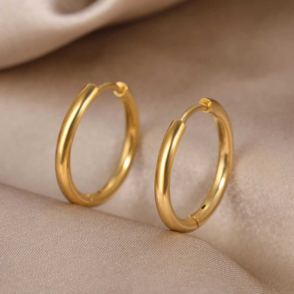 Hoop Huggie Boucles d'oreilles en acier inoxydable Boucles d'oreilles à brillance minimale adaptées aux femmes Bijoux Or Petite boîte en carton Accessoires perforés Cadeaux à la mode 240326