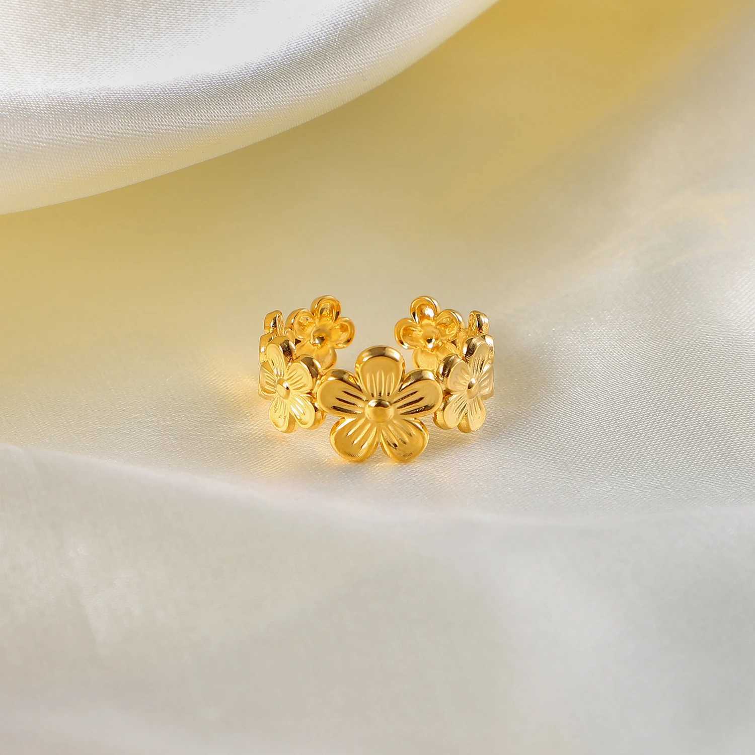 Anneaux de bande Bague d'ouverture réglable de fleur en acier inoxydable exquise bijoux de doigt imperméables galvanisés en or 18 carats PVD J240326