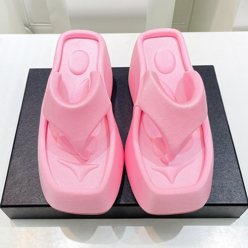 2024 Novos chinelos femininos de salto alto de alta qualidade com clipe de verão com design de dedo do pé em cores doces sandálias de cunha superior conforto sensação de pé aumentando a altura chinelos femininos