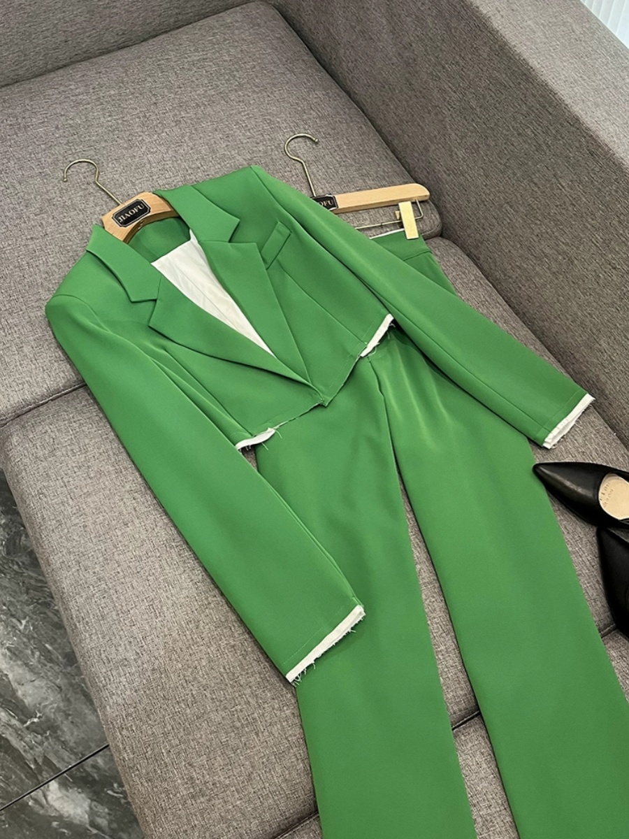 2024 Весенние черные однотонные комплекты из двух предметов с брюками Зеленый короткий пиджак с длинными рукавами и зубчатыми лацканами Топ + брюки с широкими штанинами Комплект из двух частей 4A211576