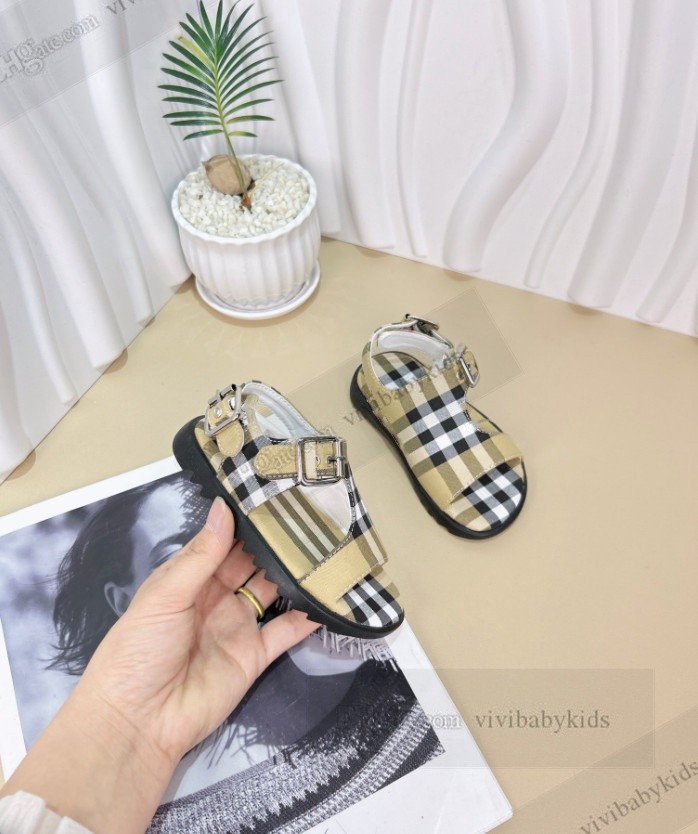 Luxury kids plaid sandals designer boys girls lattice casual sandals fashion children metals buckle non-slip shoes EUR26-35 Z7352