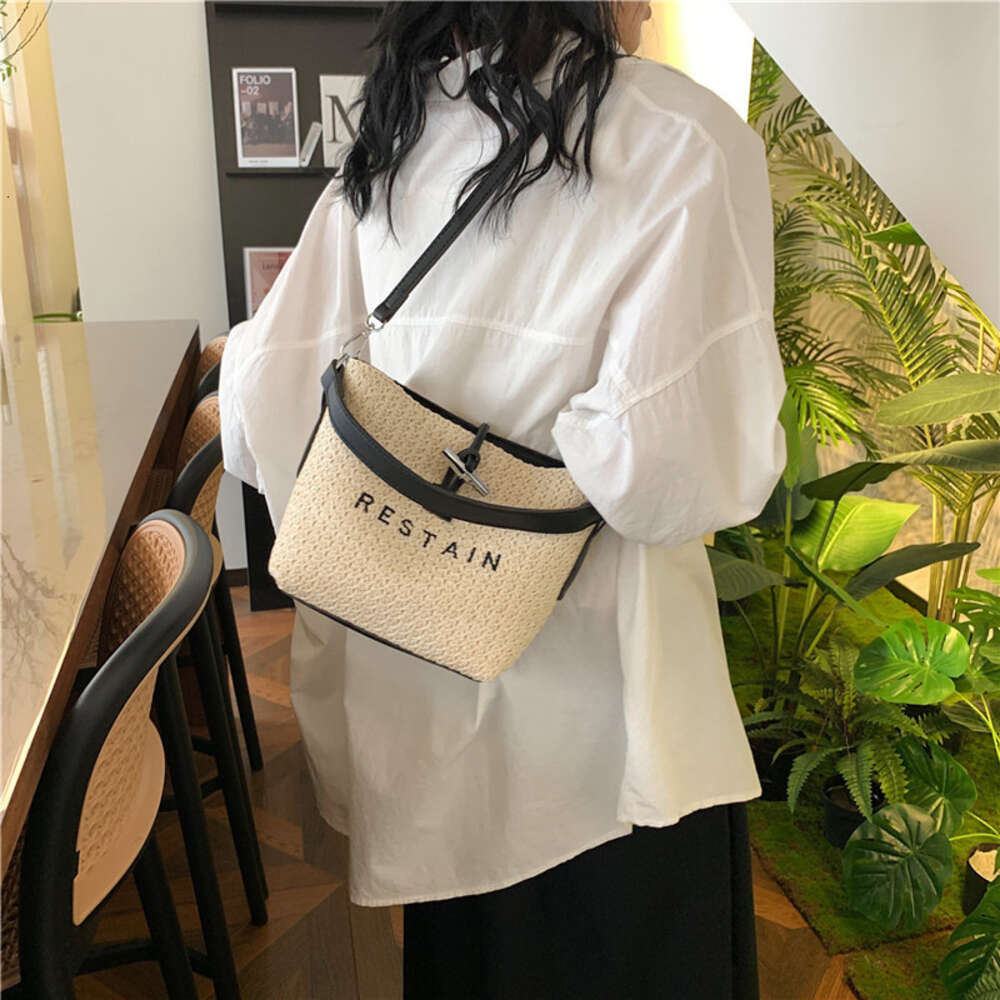 공장 소스 고품질 핸드백은 2024 New Spring Fashion Canvas Letter 버킷 가방 간단하고 세련된 핸드 헬드 One Shoulder Crossbody