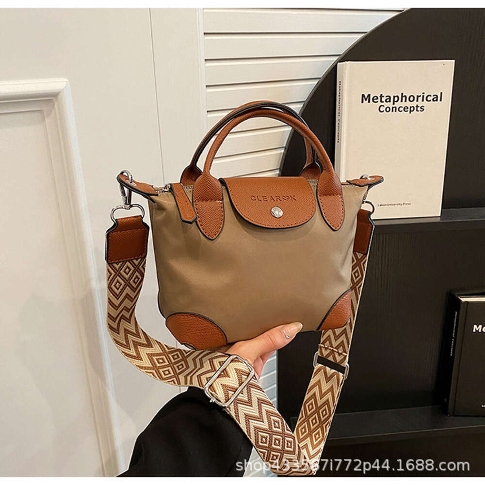 Factory Source High Quality Handbags Is French Contrasting Color Bag for Women 2024 New Trendy and Fashionable British Style Dumpling Casual Nylon Fabric Commuting