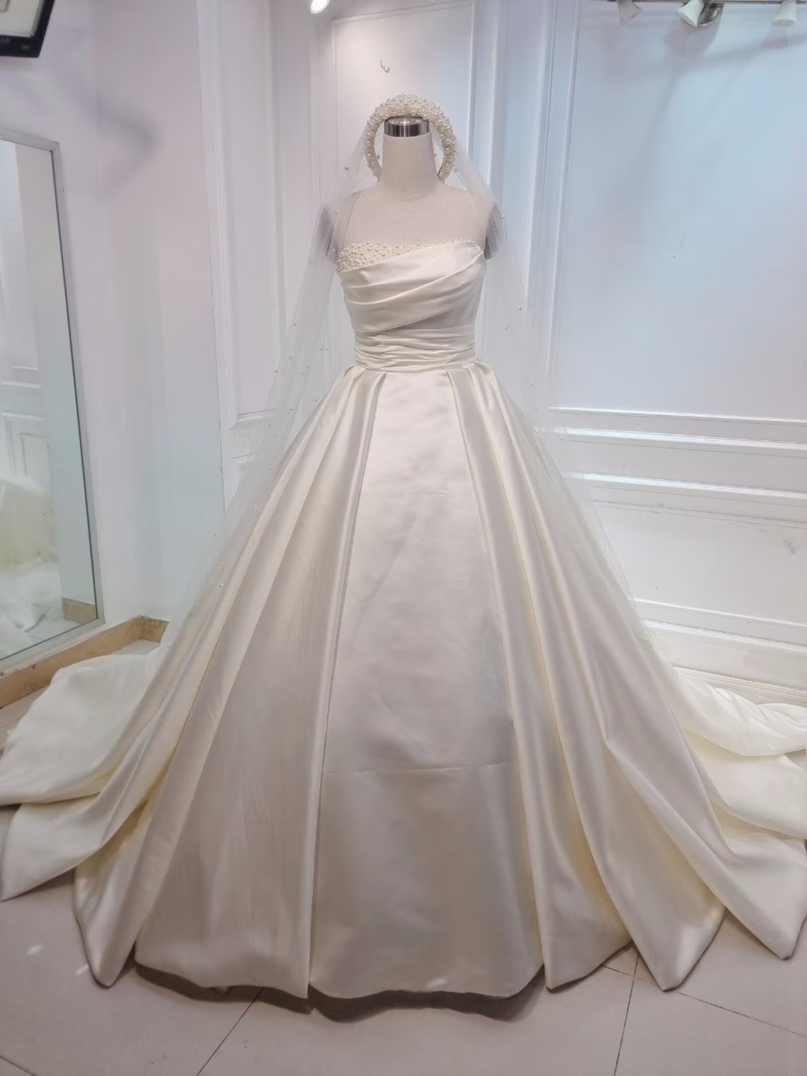럭셔리 계층 새틴 볼 가운 웨딩 드레스 로브 드 결혼 민소매 구슬 어깨에서 진주 신부 치마