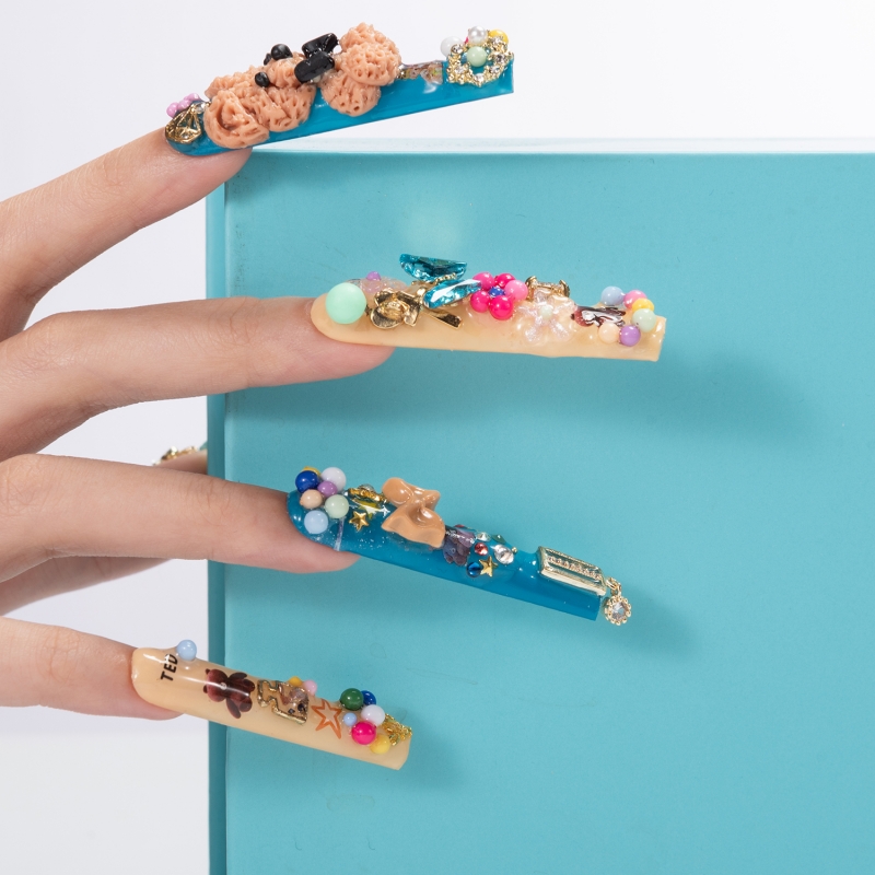 Faux ongles tendance, vêtements originaux, très beaux, style ours de dessin animé, pour belle femme délicate