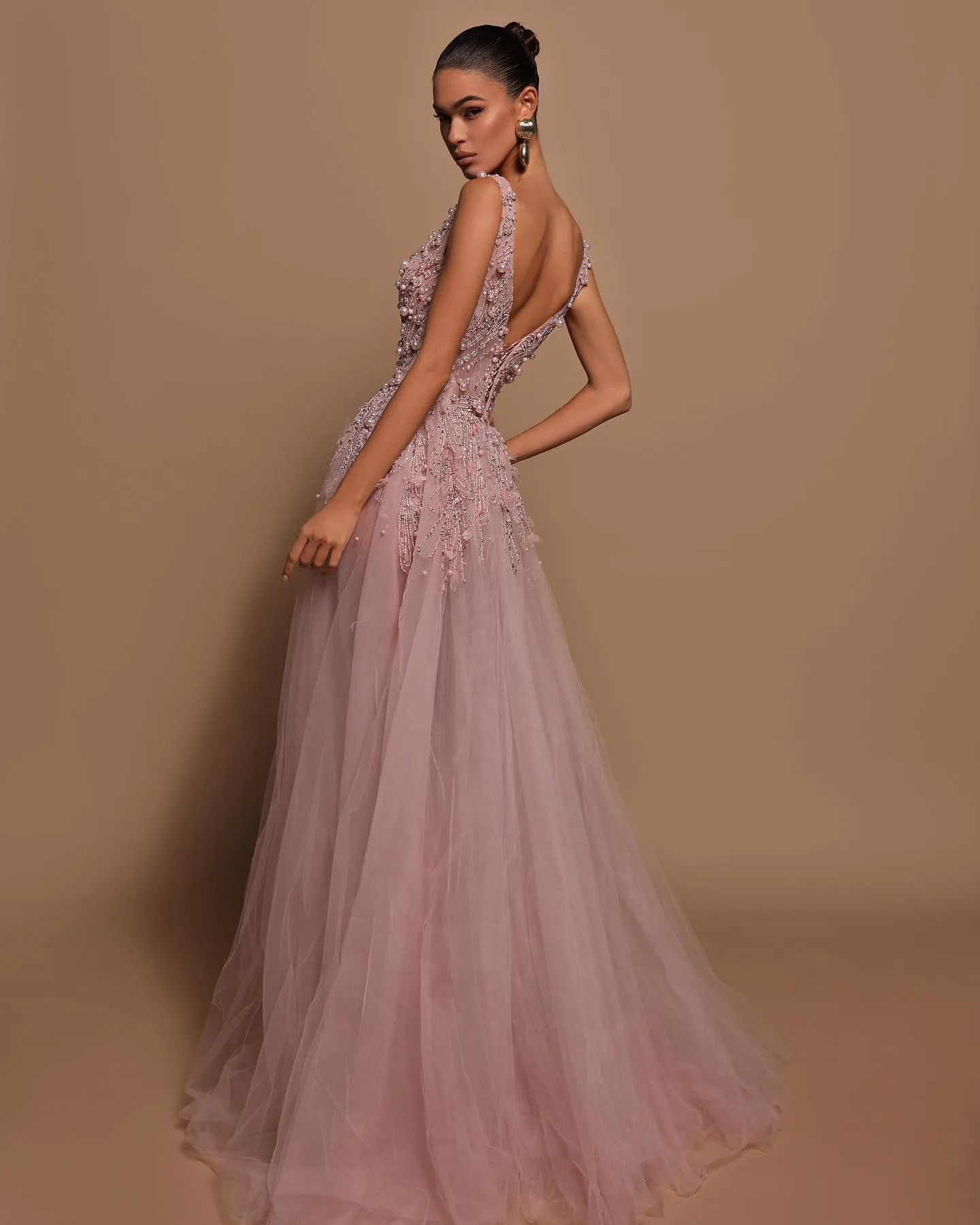 Vestidos de noche rosados de línea A, elegantes vestidos de fiesta con perlas y cuello en V, vestidos largos sin espalda divididos para ocasiones especiales
