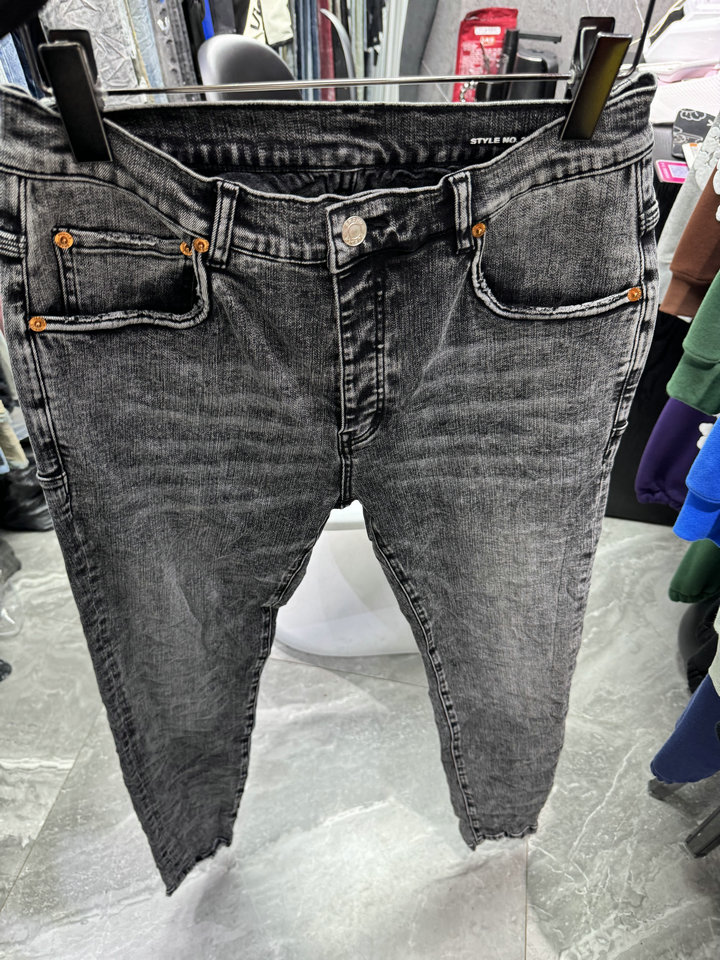 p106 ФИОЛЕТОВЫЙ Высококачественные мужские джинсы. Потертые мотоциклетные байкерские джинсы. Рок-скинни. Тонкие рваные полоски. Модные джинсовые брюки со змеиной вышивкой.