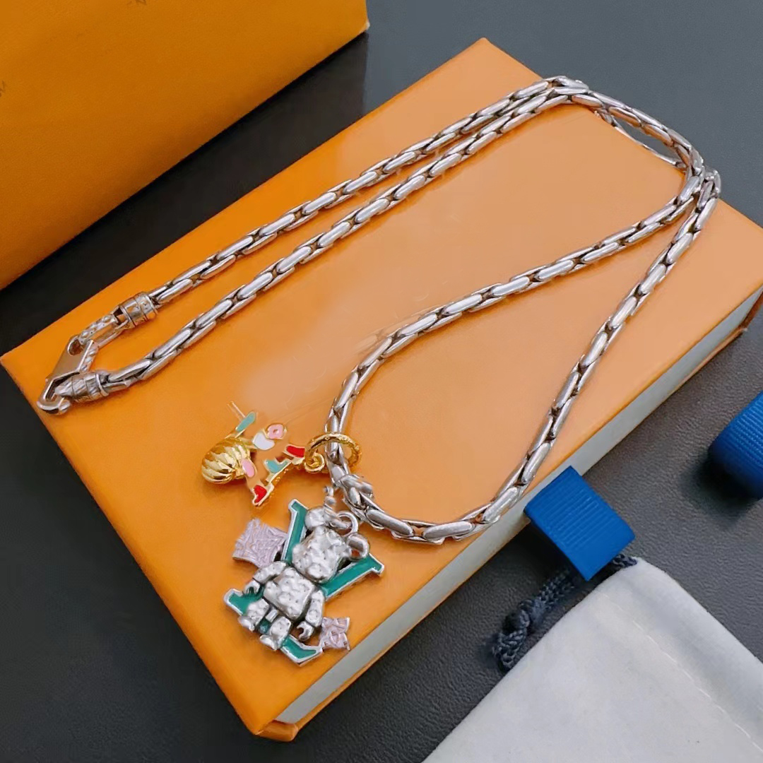 Klassisk aldrig bleknar punkrock thailändsk silver lyxig designer hänge halsband rostfritt stål brev hänge halsband mens och kvinnor smycken presentförpackning