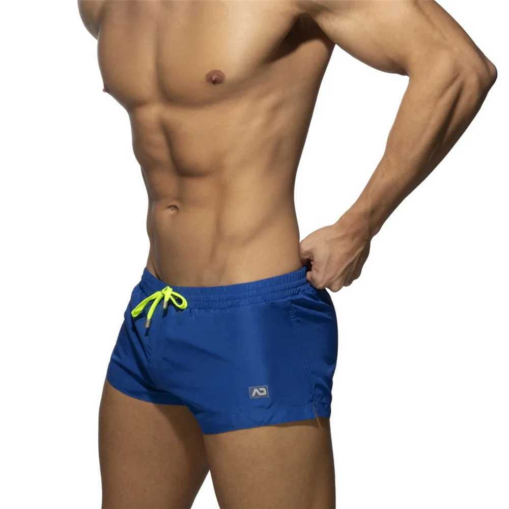 Herrbadkläder europeiska och amerikanska nya simningstammar Mensar Mense Solid färg snabbtorkande låg midja Sexiga strandbyxor Herr Simsportshorts 24327