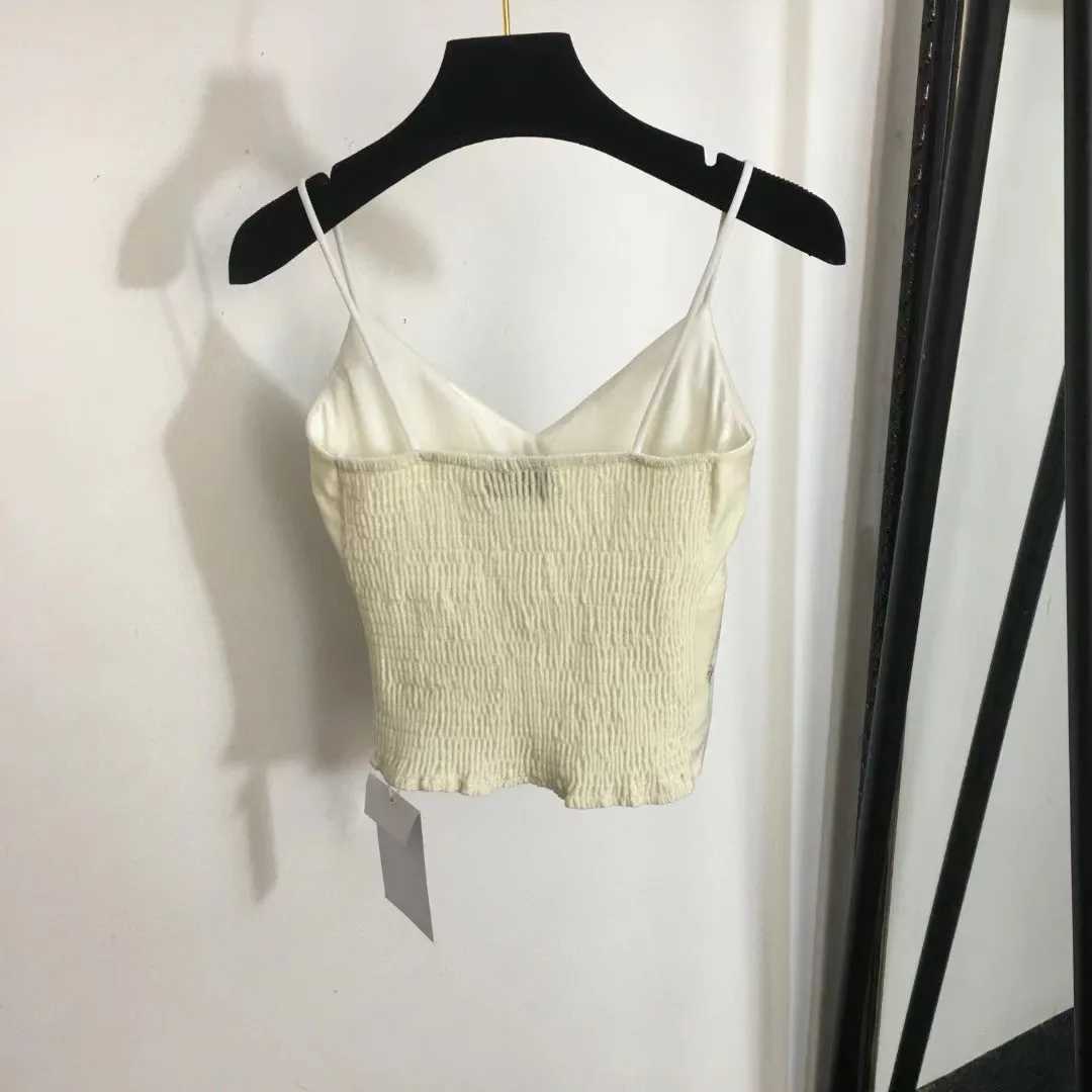 Kvinntankar Camis 2024 Vår/sommar Nya kvinnors broderade sammetärmlös tank top med bh-kuddar franska mode 3-färgs hängjorta Retro tank top 24326