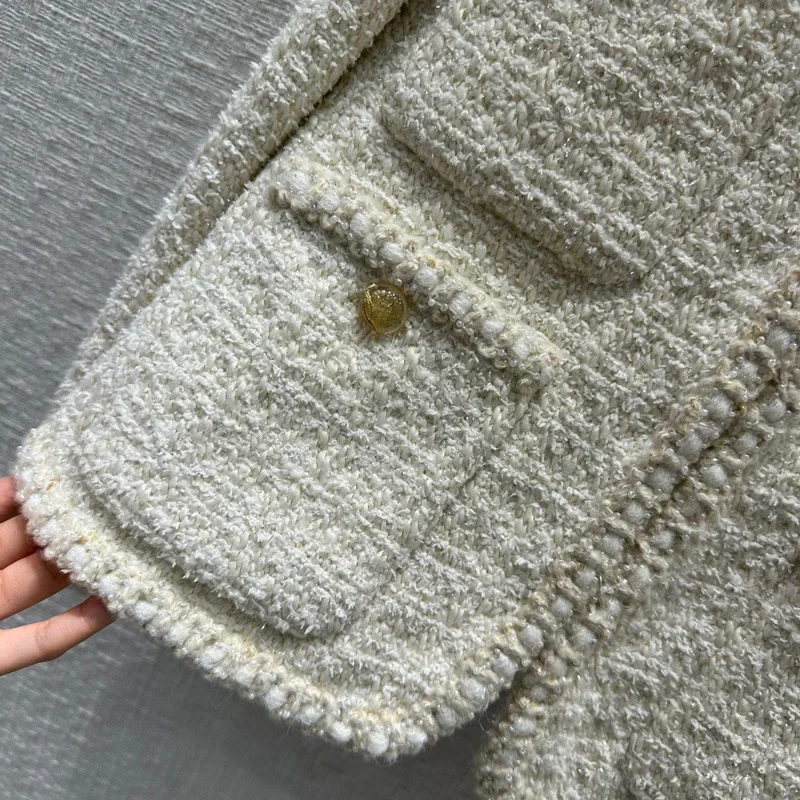 Haut de tempérament doux pour femmes, manteau court tricoté à col rond Beige avec petites perles parfumées, nouvelle collection hiver 2024