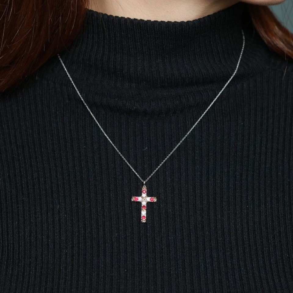 Enkel Ruby Diamond Cross Pendant Real 925 Sterling Silver Party Wedding Pendants Halsband för kvinnor Män Moissanite Jewelry Gift206e