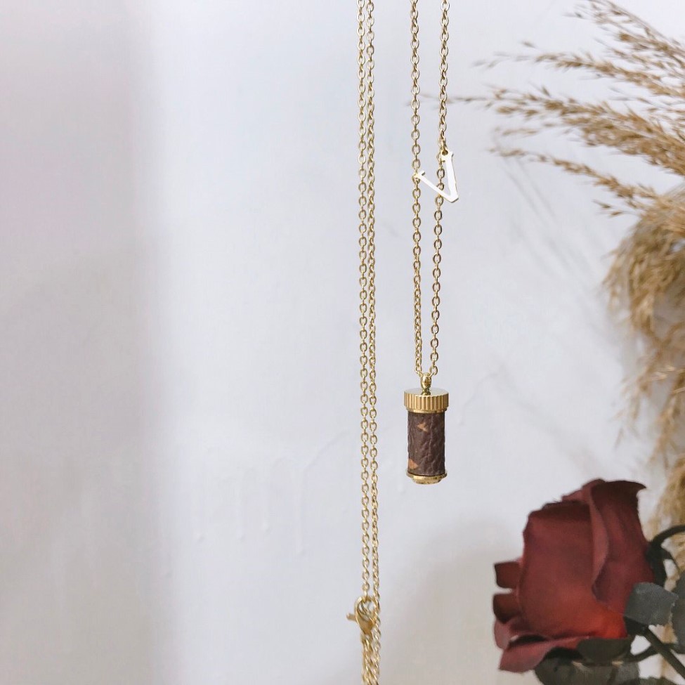 Klassisk parfymflaska hänge halsband lyxiga smycken tillbehör Säsongsmodedesigner stil delikat elegant snygg w3385