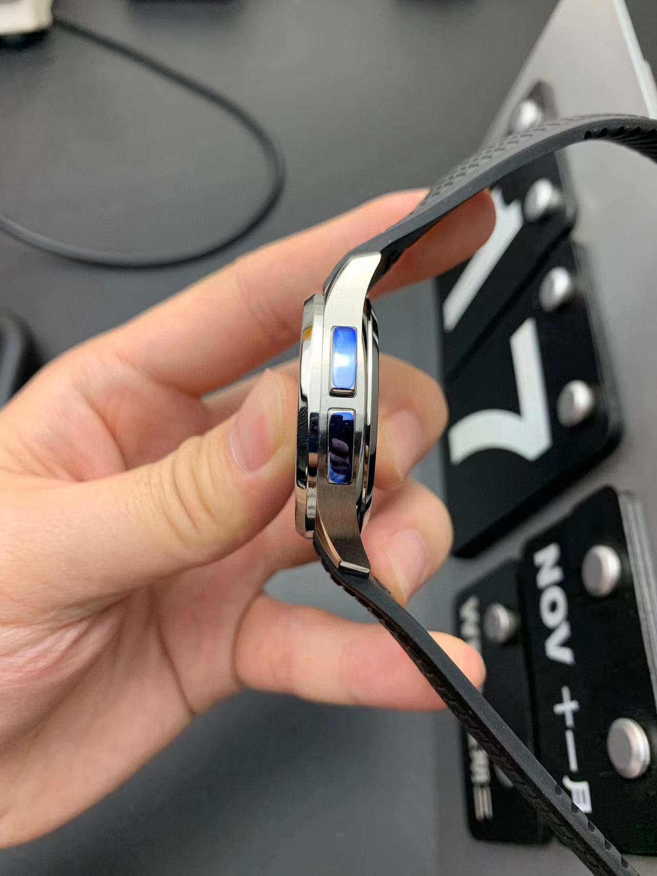 2024 ZF Watch 5164A-001 Storlek 40,8 mm rostfritt stål byggt med fluorescerande beläggning 324 SC FUS Automatisk lindningsrörelse har metall tredimensionella block