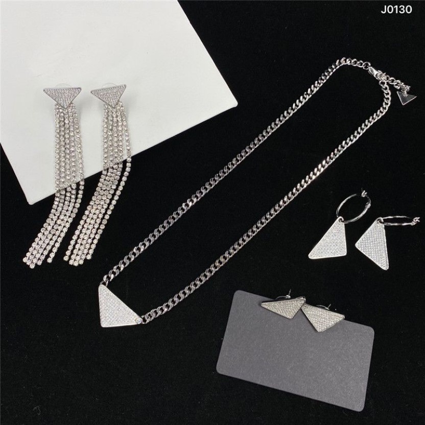 Collier de créateur plein de diamants, étiquette triangulaire, pendentif, boucles d'oreilles à pampilles, clous en strass, bijoux 303C