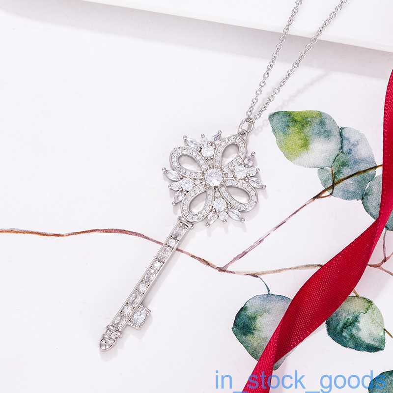 Originele 1to1 hoogwaardige merkontwerper ketting Tiffancy sleutelketting v goud volledige diamanten sneeuwvlok hanger mode vrouwen verstelbare sieraden met echt logo