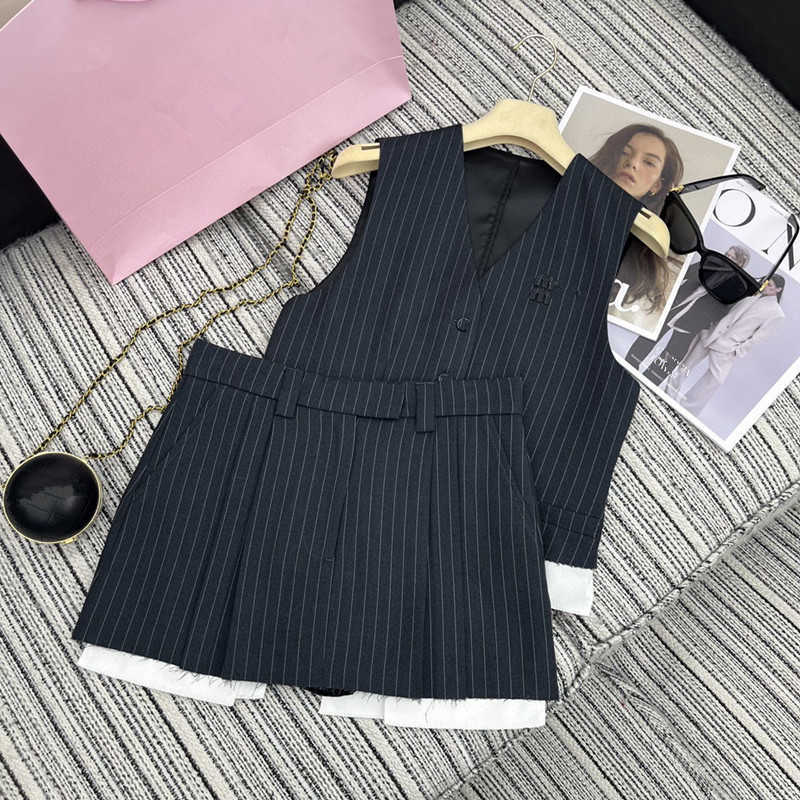 Women's Jeans designer brand Early Spring New Nanyou Miu Reducing Age Girl Style Slim Fit and Slimming, Contrasting White Edge Stripes Versatile Short Skirt EZ3D