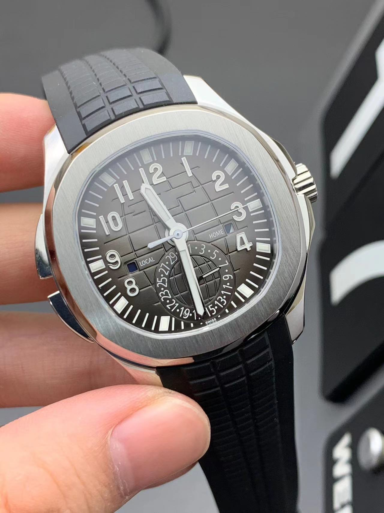 2024 ZF Watch 5164A-001 Storlek 40,8 mm rostfritt stål byggt med fluorescerande beläggning 324 SC FUS Automatisk lindningsrörelse har metall tredimensionella block