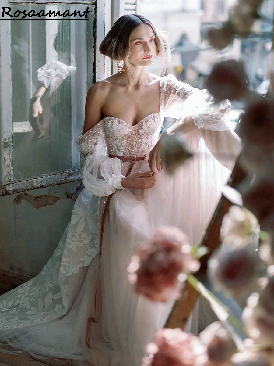 Magnifique robe de mariée trapèze à manches longues, paillettes et perles, avec des Appliques florales en cœur, à volants en dentelle