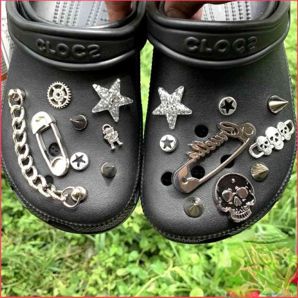 Metal Punk Croc Charms Designer Vintage Pin Rivet Chain Shoe Decoration Cogs Kids Boys Women Girls Gifts Charm för Croc Jibbi2804