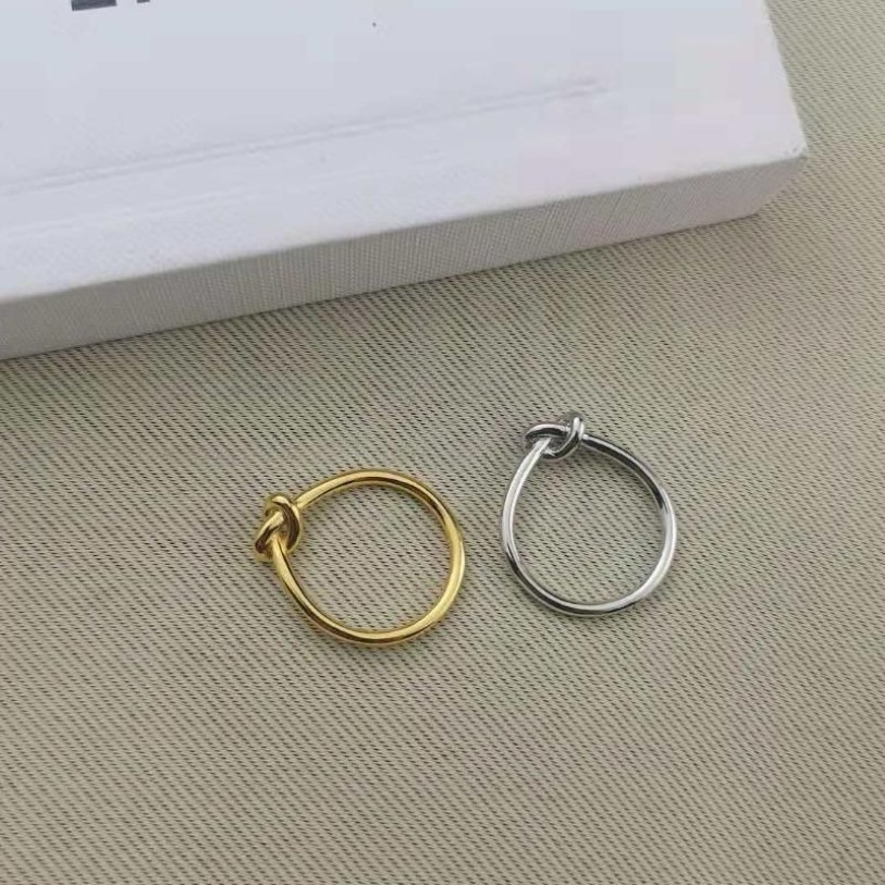 Hoop Huggie Marka Kore Basit Moda Stili Aksesuarlar Knot Circle Finger Yüzüğü Kadınlar İçin Pirinç Kaplama 18K Altın Yüksek KaliteHo276T