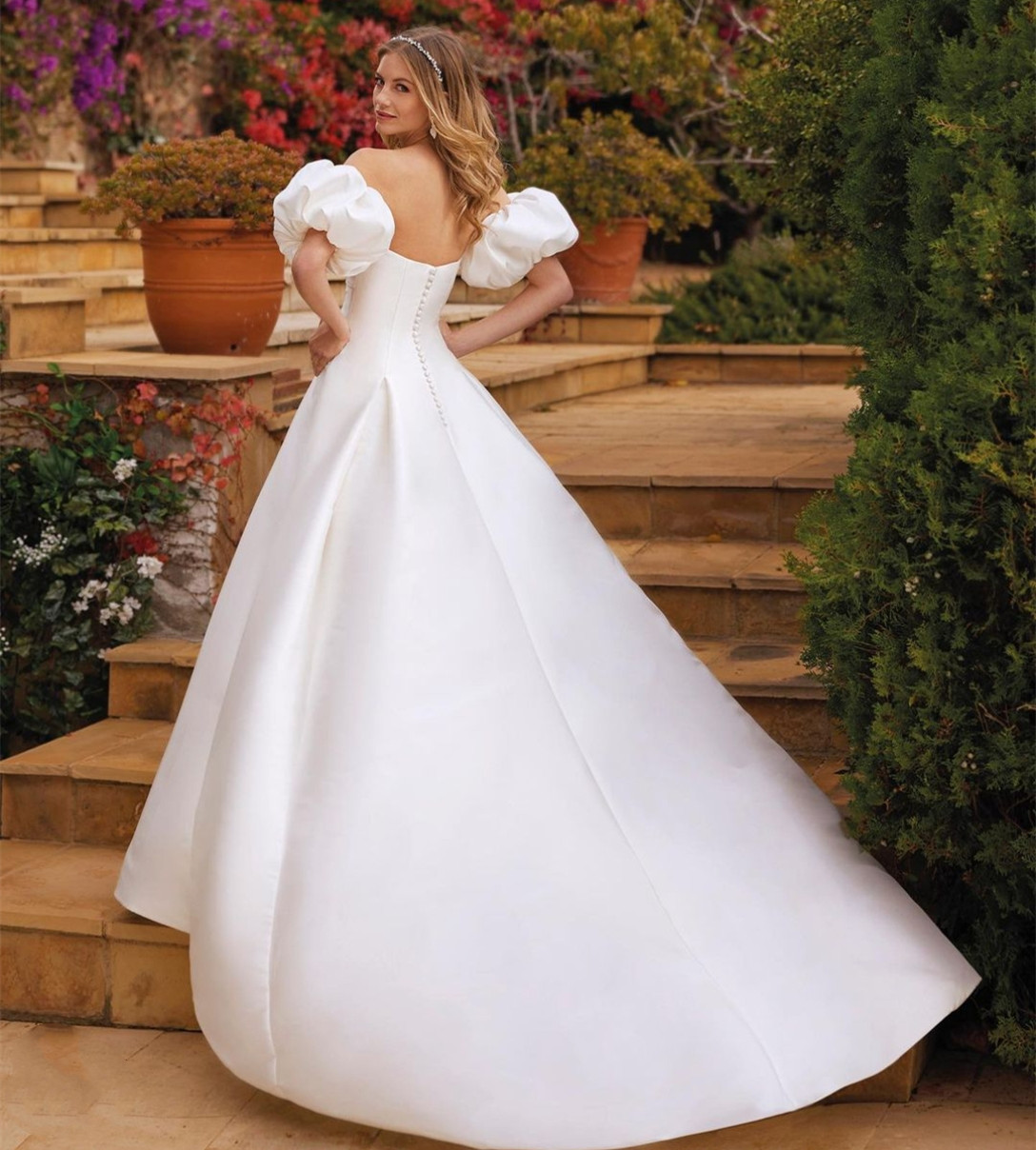 Elegant Long Sweetheart Satin Wedding Dresses With Pockets/Removable Sleeves A-Line Ivory Sweep Train Zipper Back Bridal Gowns for Women