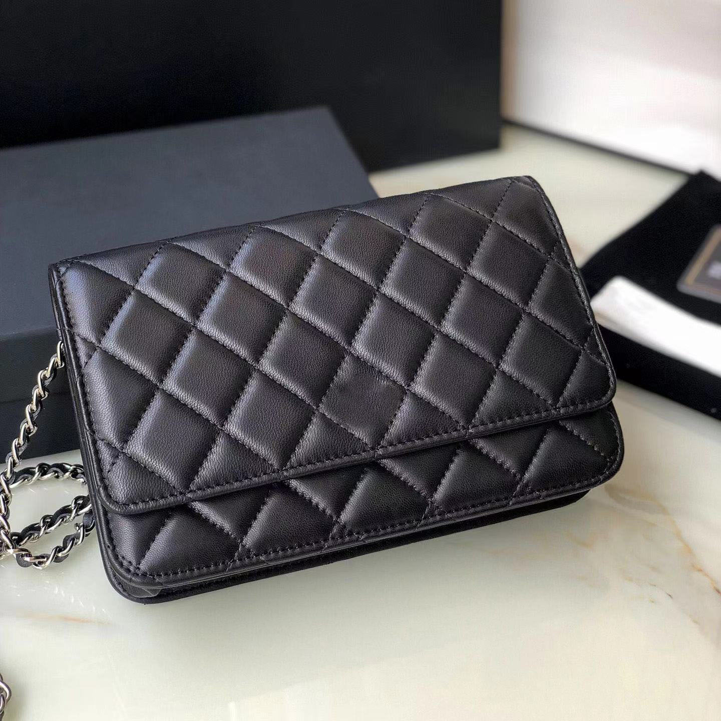 Designerskie torby Kobiety Mała kwadratowa torba Solidna kolor owiec metalowa łańcuch crossbody w stylu Flip Style damska torba na ramię