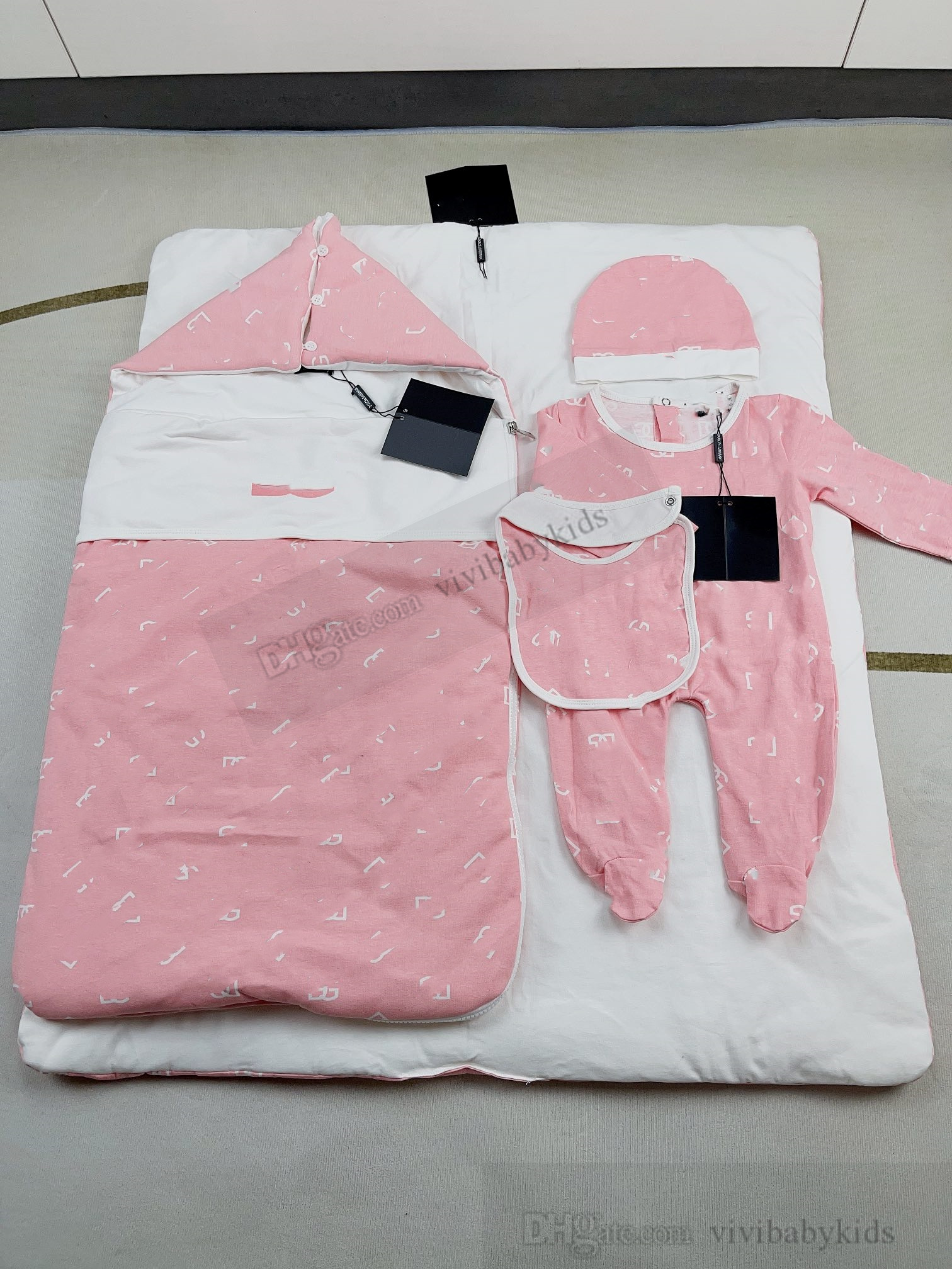 Designer Sacchi a pelo stampati con lettera neonato Abiti Neonati orso pagliaccetto di cotone tuta dormire Sacco da letto Coperta Cappello Bavaglino Pannolino 5 pezzi Abbigliamento infantile S1277