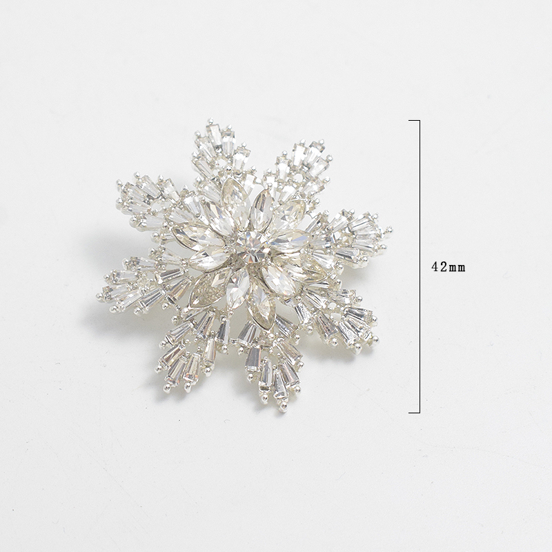 Elegant snowflake shaped brooch, women's sparkling Rhinestone inlaid needle, suit collar, shawl, scarf, badge, clothing accessories