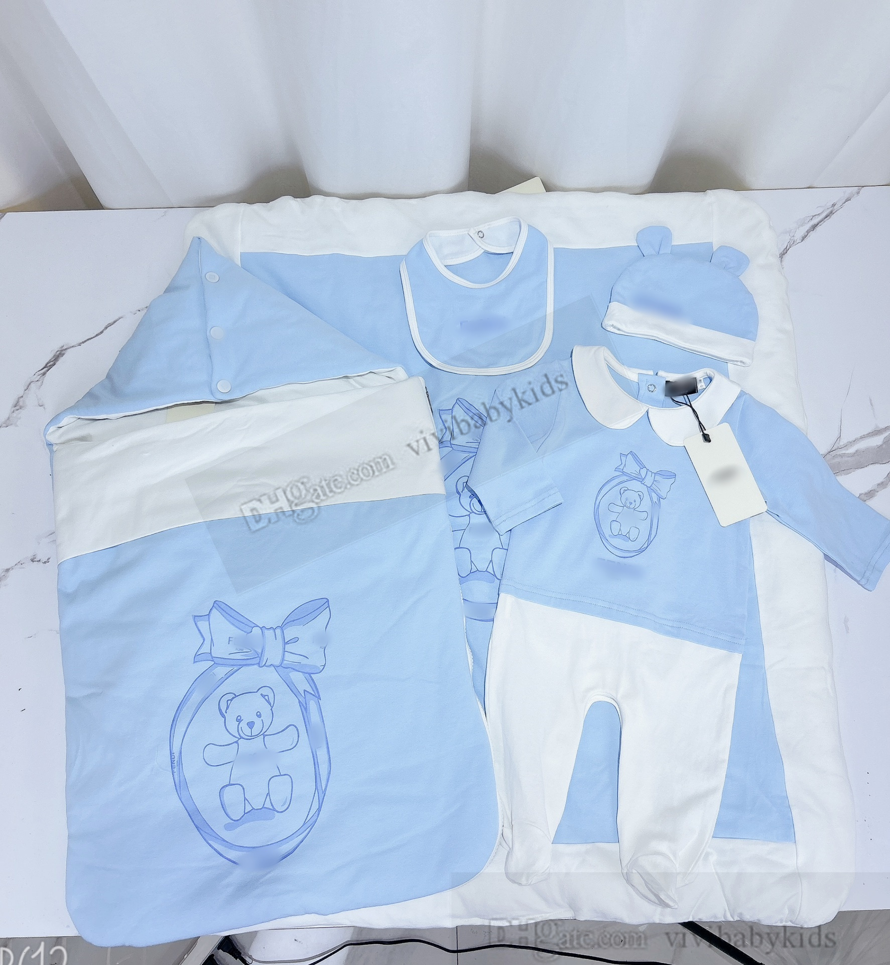 Designer Nouveau-né Dessin animé Ours Sacs de couchage imprimés Costumes Bébés Coton Doux Barboteuse Combinaison Dormir Literie Couvertures Chapeau Bavoir Couche Vêtements pour bébés S1051