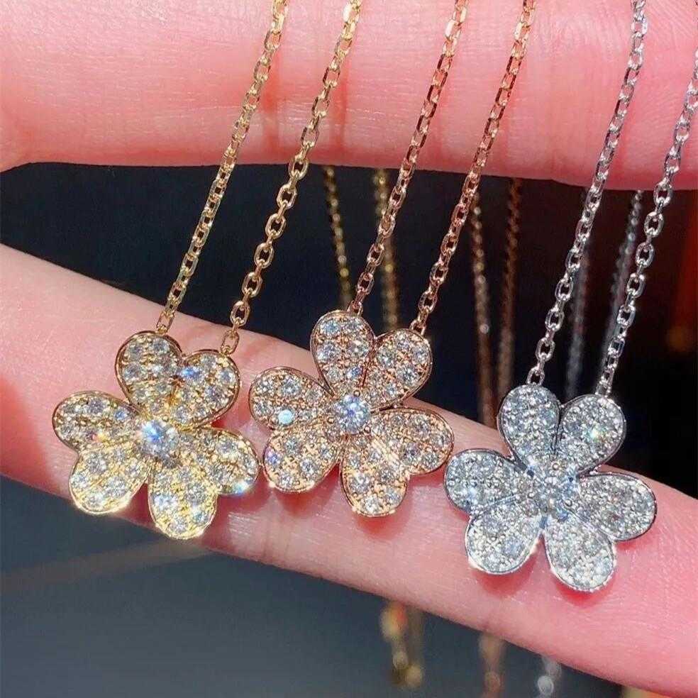 Designer Brand Van Clover Necklace 925 Pure Silver Plated with 18K Gold V Family Diamond Three Flowers Full Leaves Flower Collar Chain