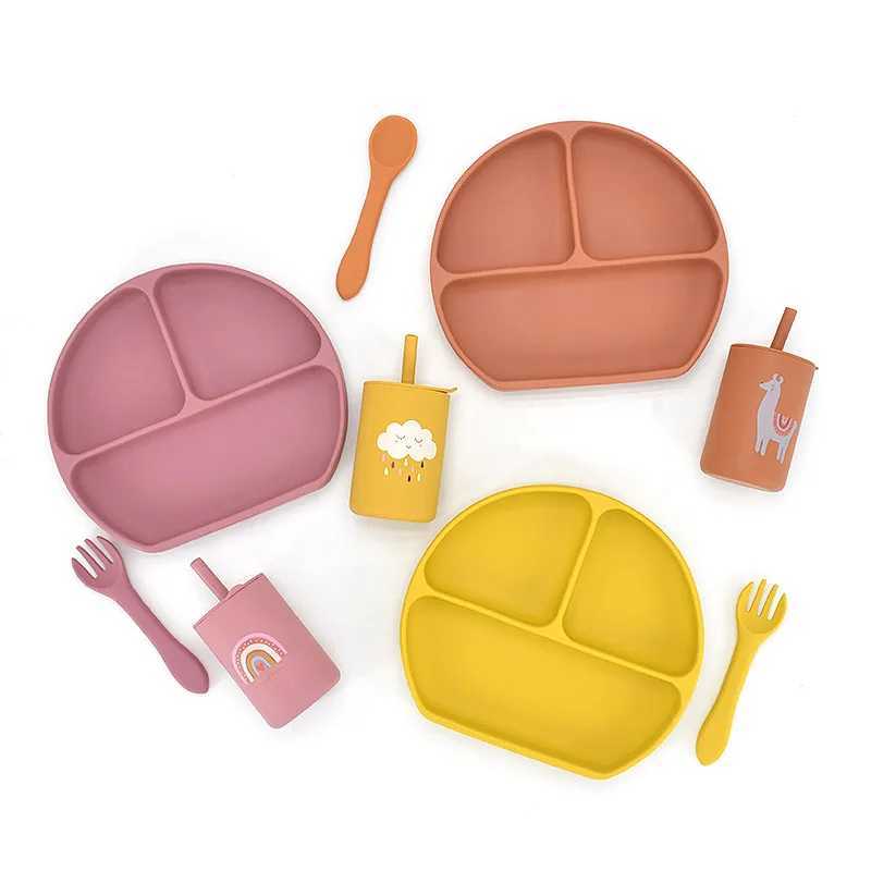 Tazze Piatti Utensili 3/9 pezzi Set da tavola bambini Piatti in silicone alimenti bambini Piatti antiscivolo bavaglino con stampa carina con ventosa BPAFREE 240329