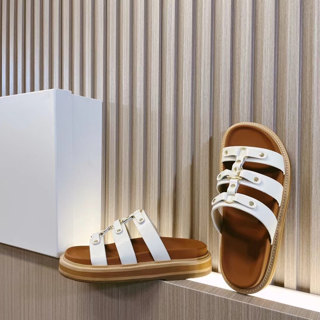 2024 Nouvelles sandales de créateurs pantoufles plates pour femmes été en cuir chaussures pour femmes sexy sandales de marque pantoufles décontractées de plage sandales à boucle en métal