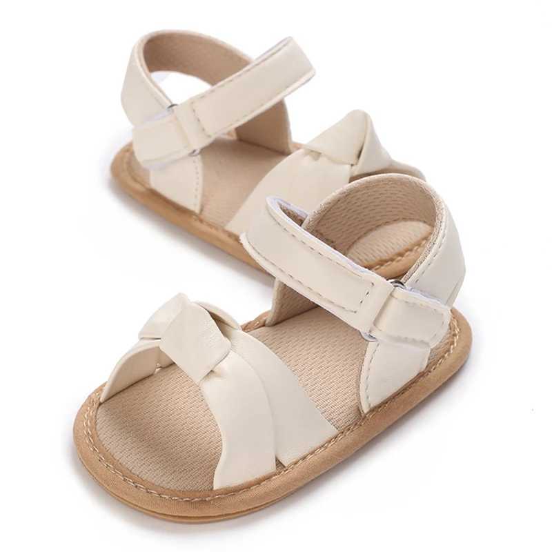 Sandaler Summer Baby Shoes Soft Sole Stylish Sandals Spädbarn Tiny Feet Baby Girls First Walkers Bedårande bekväma skor 0-18 Månter 240329