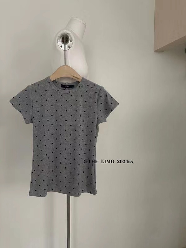 Polka dot kortärmad t-shirt, sommar ny unik rund nacke tröja, bantning och mångsidig temperament topp